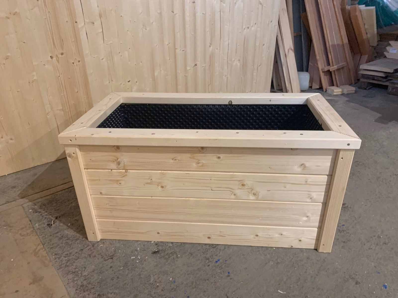 Podwyższone drewniane łóżko 1