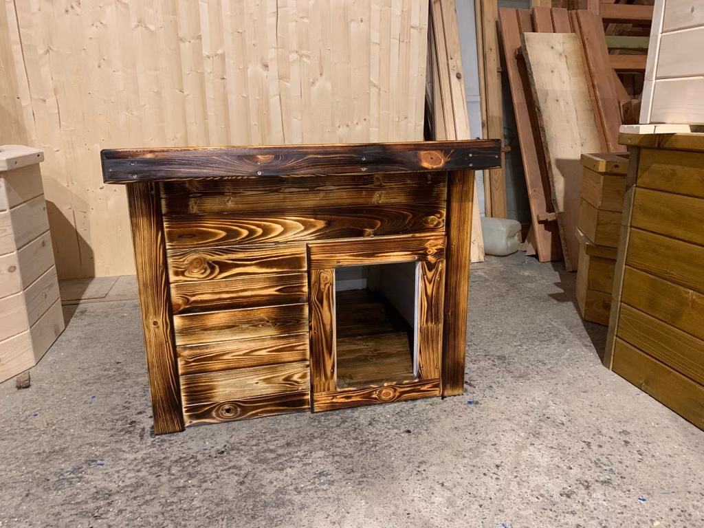 Drewniany domek dla psa