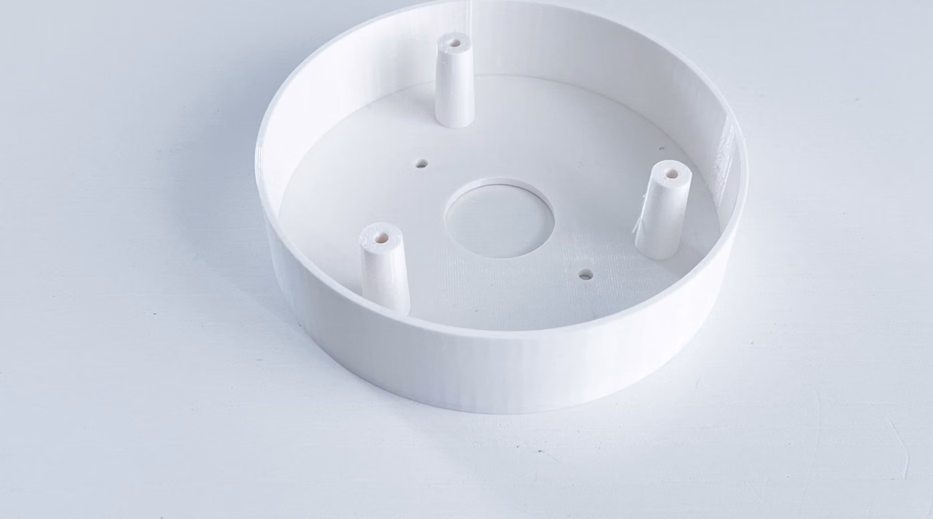 TP-LINK držák s kabelovou krytkou pro kamery VIGI C400/C440/C440-W na stěnu nebo strop, bílý