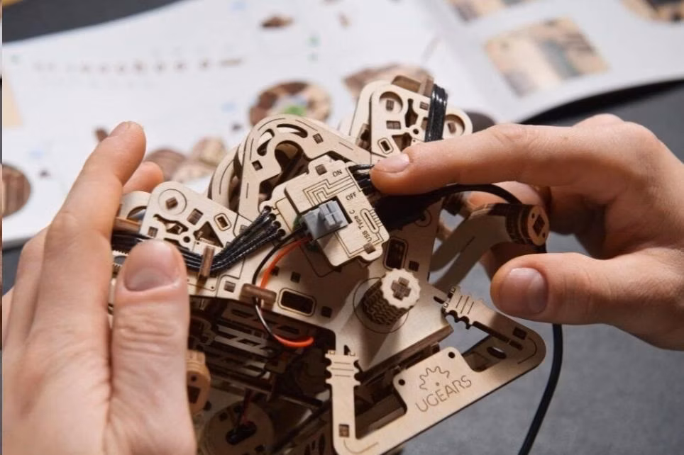 Ugears 3D dřevěné mechanické puzzle Motor V8
