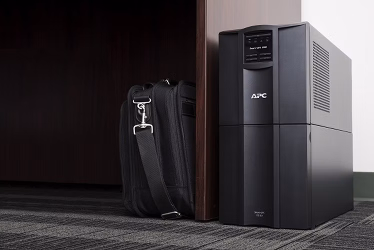 APC Smart-UPS 2200VA (1980W)/ LINE-INTERAKTIVNÍ/ 230V/ LCD/ with SmartConnect