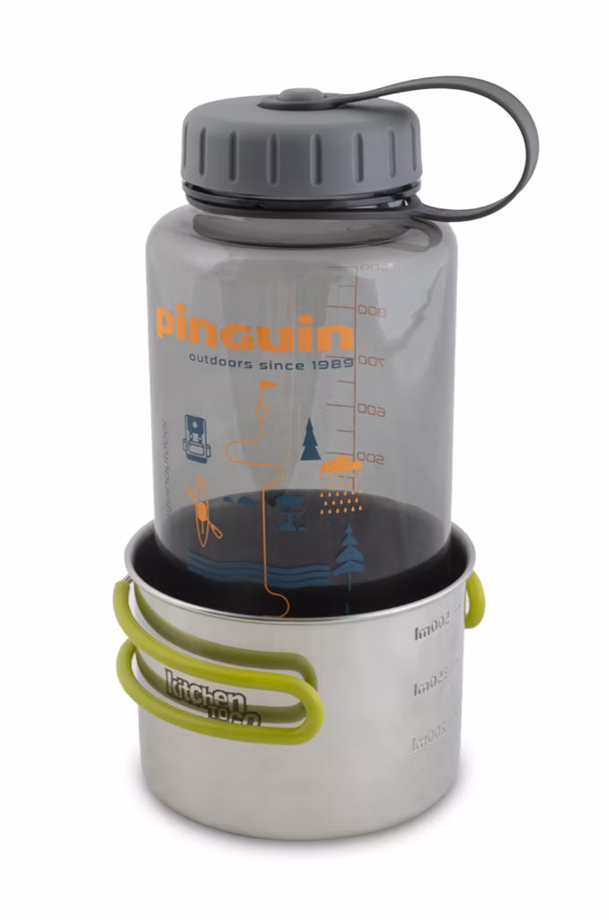 Pinguin Tritan Fat Bottle vložená do hrnčeka Pinguin Steel Mug