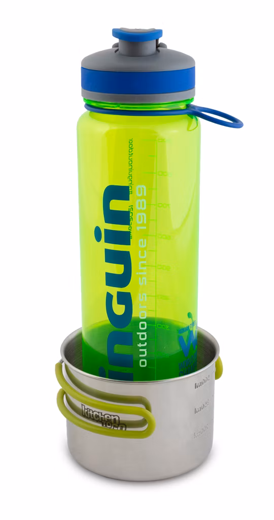 Pinguin Tritan Sport Bottle 1,0 l vložená do hrnčeka Pinguin Steel Mug