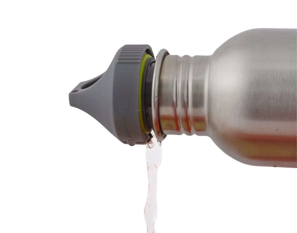 Nalievanie vody z nerezovej fľaše Pinguin Bottle S