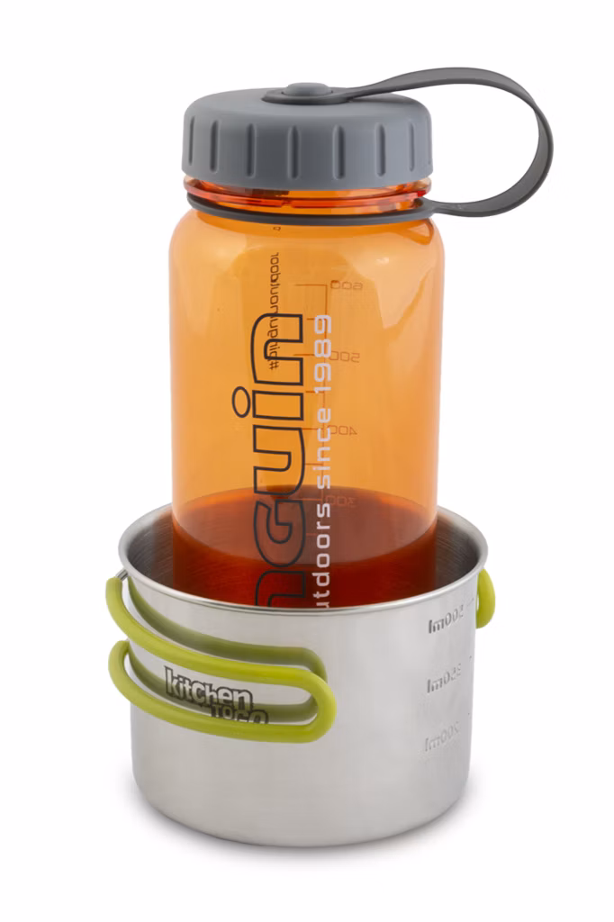 Pinguin Tritan Slim Bottle vložená do hrnčeka Pinguin Steel Mug