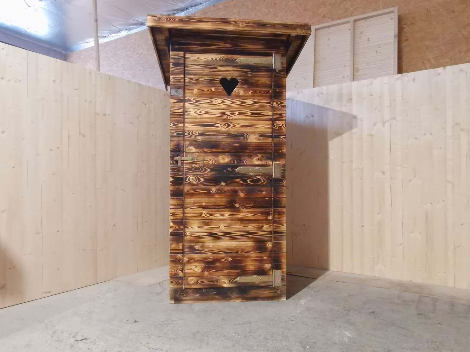 Fa latrina - barna (kadibudka)