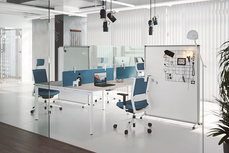 ochranné panely oddeluju zamestnancov v kancelarii