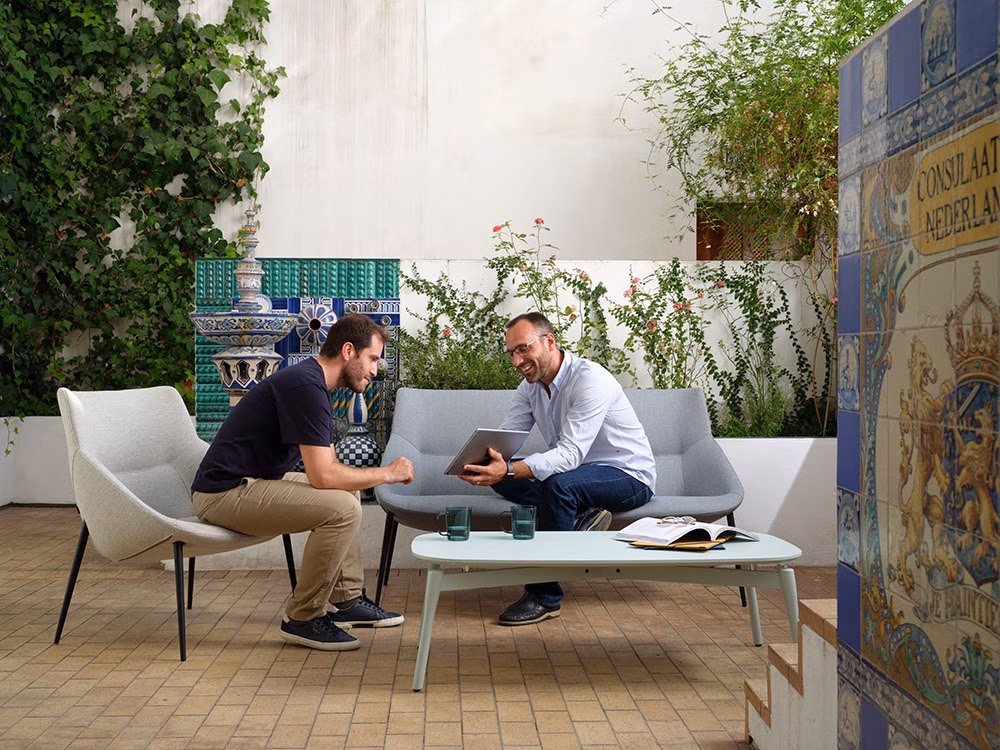 Bow lounge table
