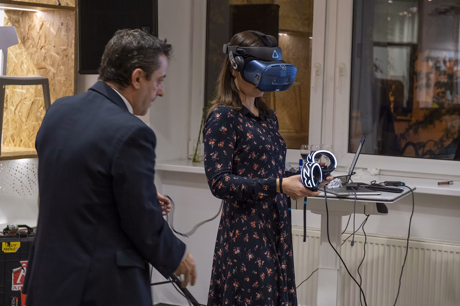virtualna realita v pcone predstavuje interier a zariadenu kancelariu