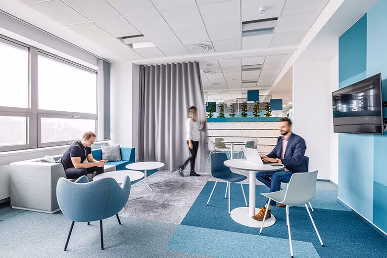 moderna kuchynka v kancelarii