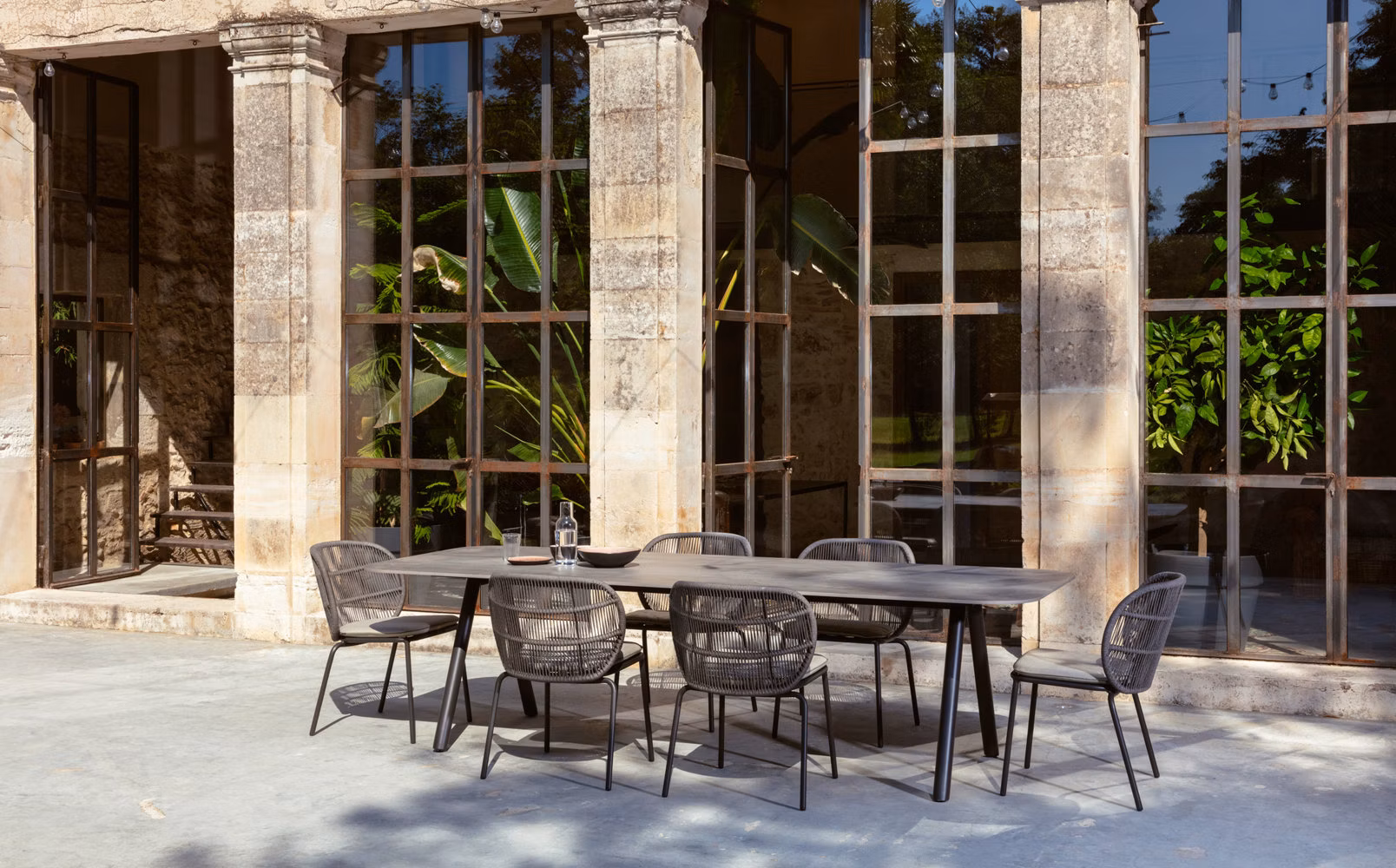 Kodo dining table