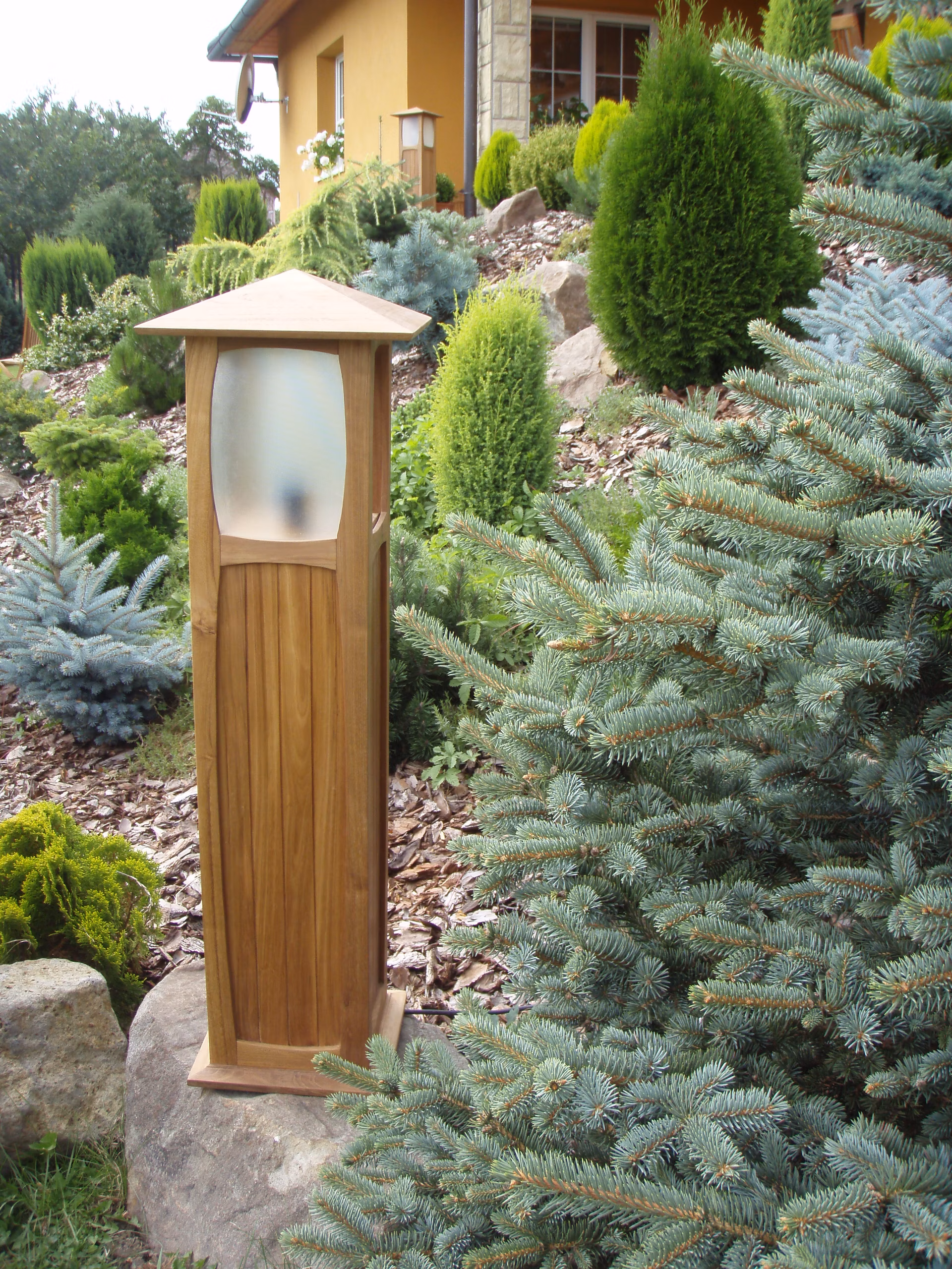 Záhraní lampa LUCIO II