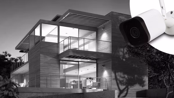 Bezpečnostní kamera monitorující moderní luxusní dům v noci