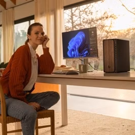 obrázek stolní počítač HP OmniDesk AI M03 na stole během práce