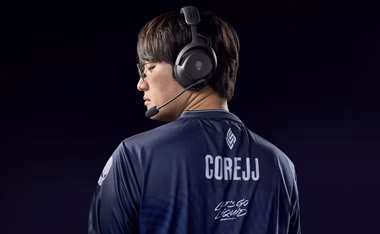 obrázek headset Dell Alienware Pro na hlavě hráče