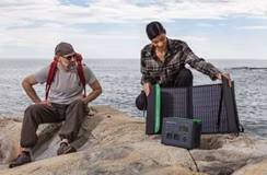 obrázek APC OffGrid Portable Power Station 330 nabíjení solárním panelem