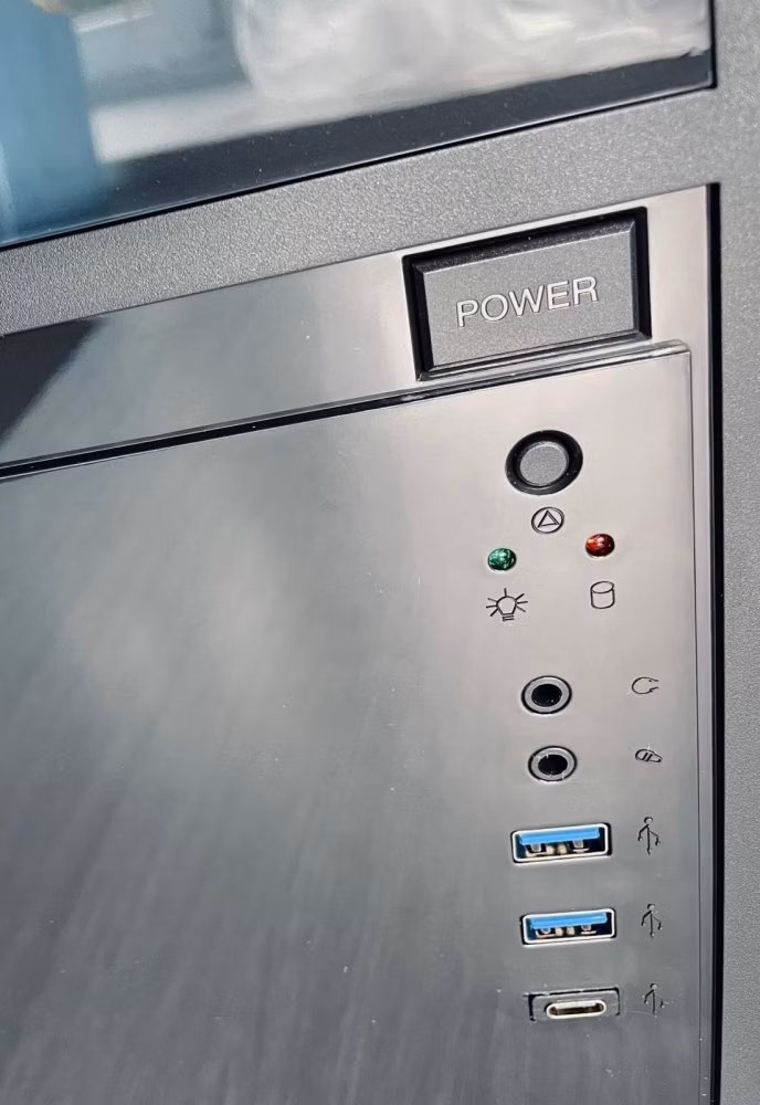PC skříň Eurocase ML M6-590B USB-C detail konektory