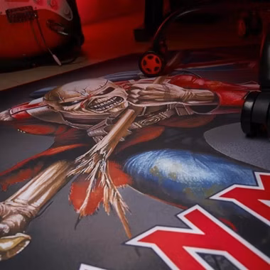 podložka pod židli Iron Maiden Gaming Floor Mat detail na potisk