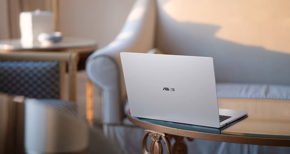Notebook ASUS ExpertBook A7 na stole