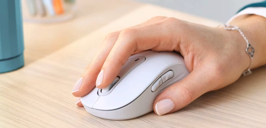 bezdrátová myš Logitech Signature M650 v ruce