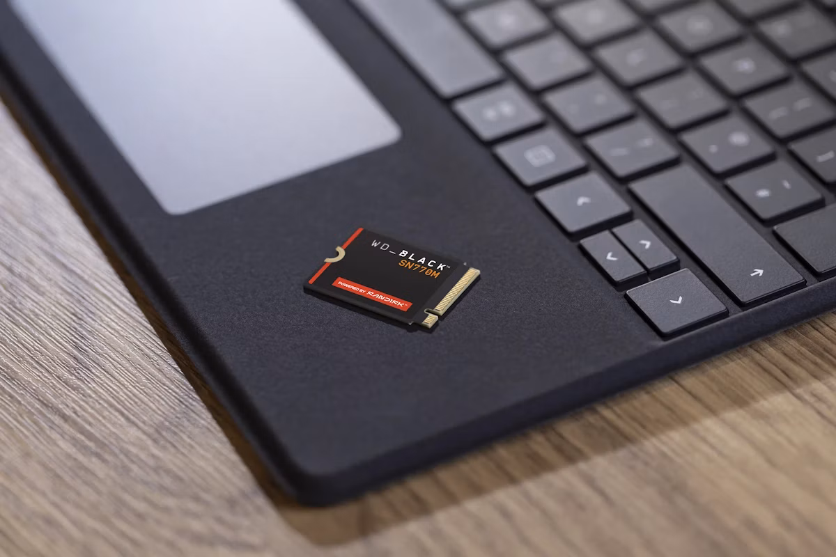 ssd disk na notebooku (detail)