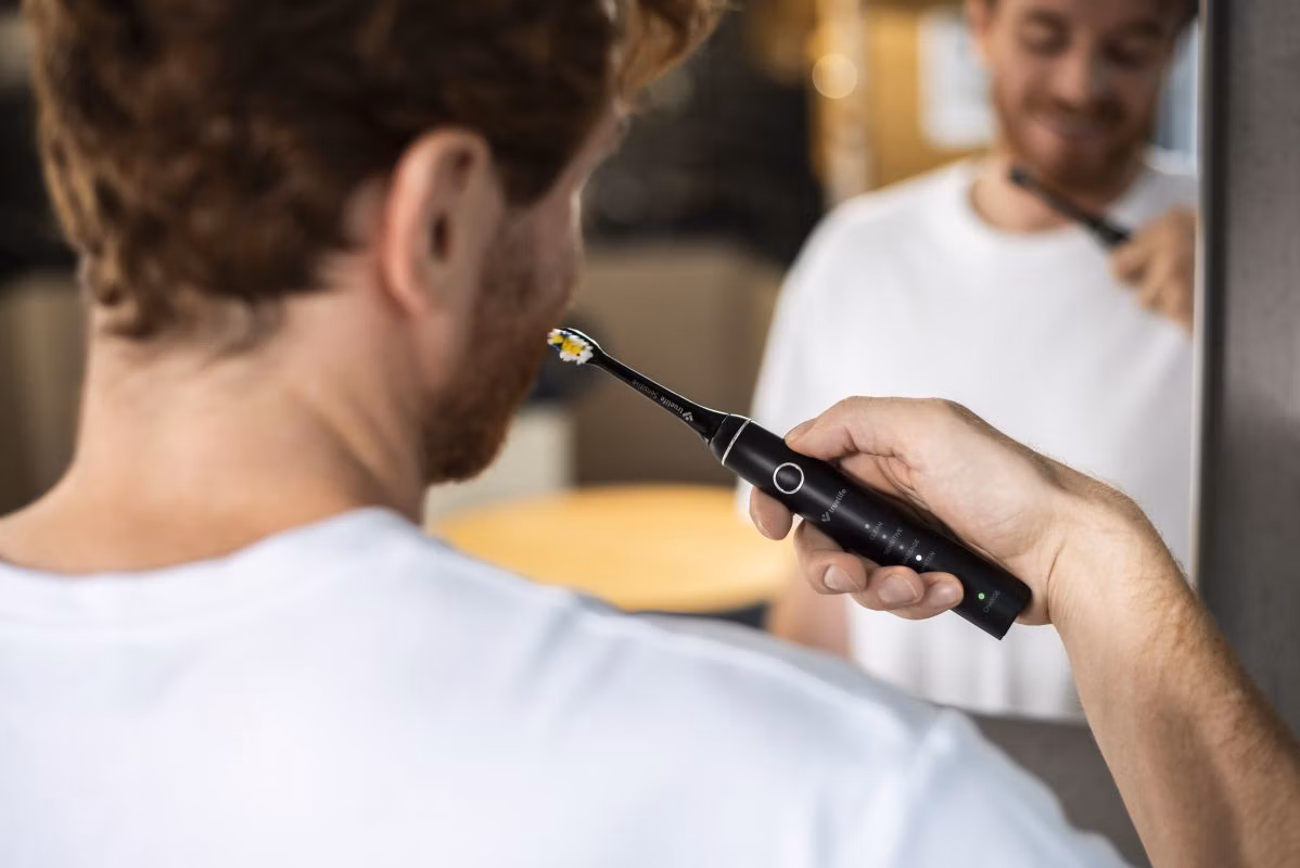 Sonická technológia SonicTrue zničí zubný povlak
